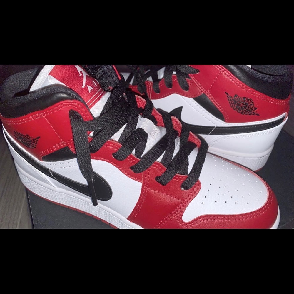 New Air Jordan mid Chicago 💛 (size 5youth)